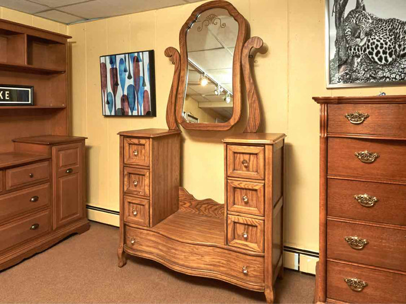 Pulaski Oak Vanity with 5 Drawers & Mirror