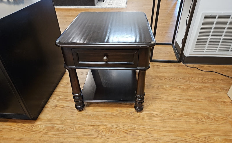 Hooker Furniture Side Table in Mahogany