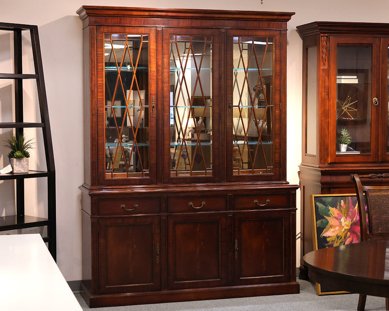 Henredon ' Natchez' Mahogany China Cabinet with Illuminated Inteior