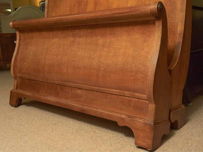 Vaughan Furniture  Cherry Queen Sleigh  Bed Includes Siderails & Metal Slats