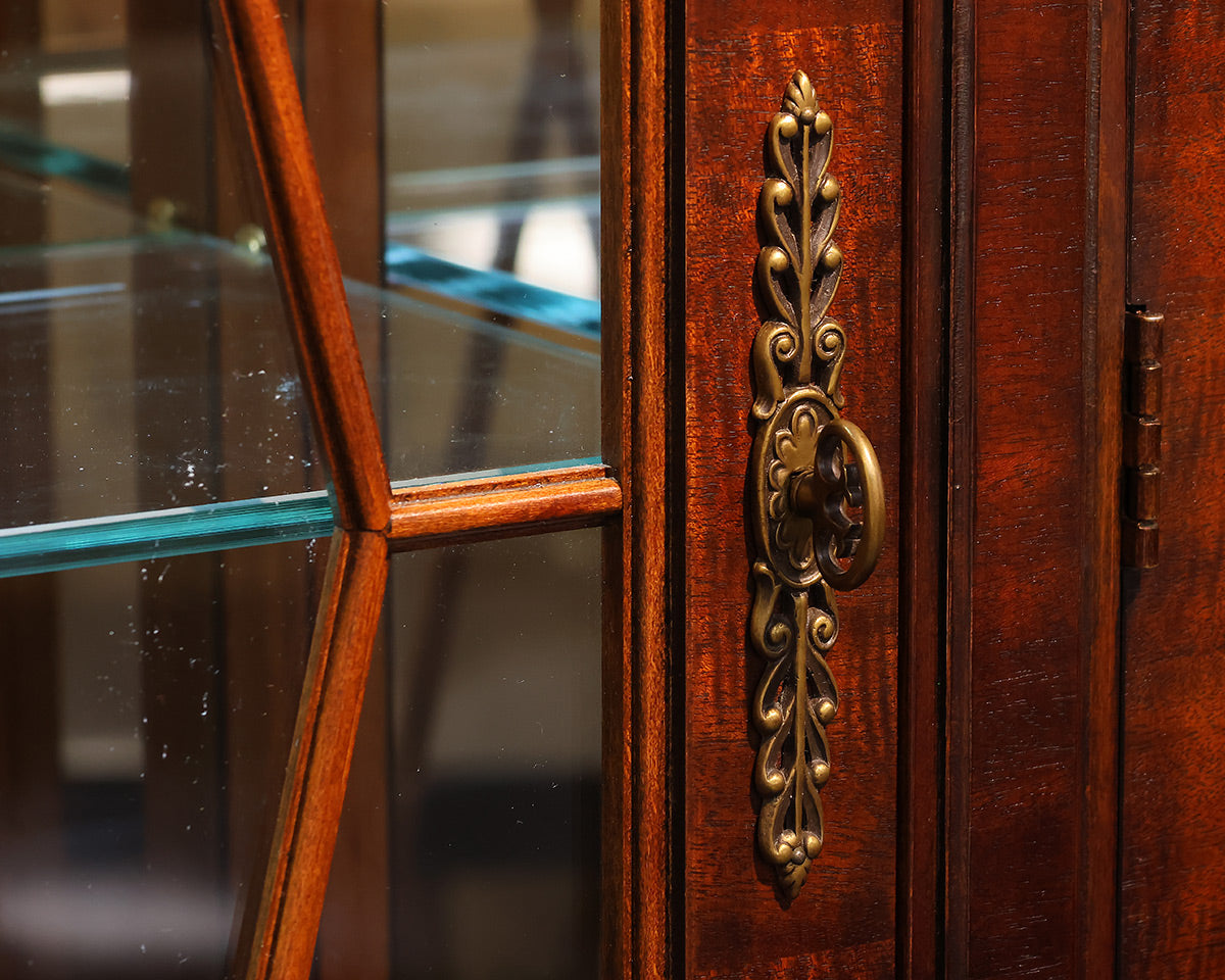 Henredon ' Natchez' Mahogany China Cabinet with Illuminated Inteior