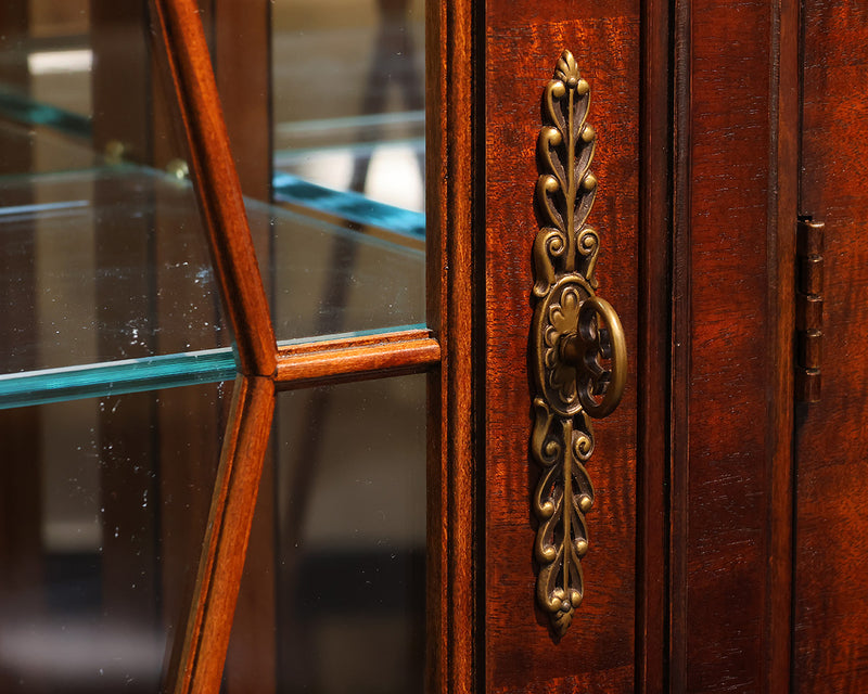 Henredon ' Natchez' Mahogany China Cabinet with Illuminated Inteior