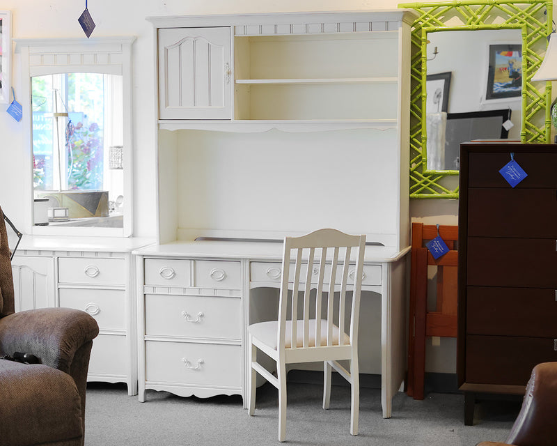 Ragazzi Single Pedestal Desk with Hutch in Antique White with Beadboard Detail