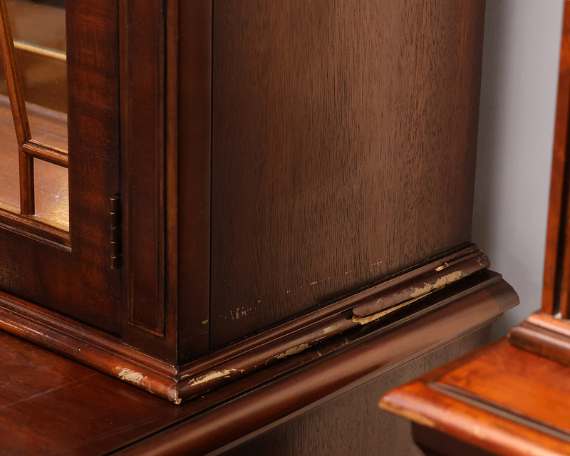 Henredon ' Natchez' Mahogany China Cabinet with Illuminated Inteior